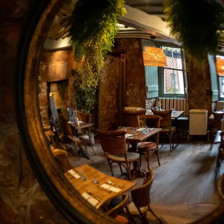 Old Court House Отель